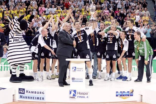 THW Kiel ist Pokalsieger 2006 2007 und Stefan Lövgren präsentiert die Trophäe überreicht von DHB Präsident Dr. Ulrich Strombach (Deutschland) Handball 1. BL Herren DHB Pokal 2006 2007, Pokalspiel, Finale, Endspiel o0 Vorstand, Siegerfoto Totale Final Four, FinalFour, 4, Endrunde, Finalrunde Hamburg Freude, Handball 1. BL Herren DHB Pokal 2006 2007, Pokalspiel, Finale, Endspiel o0 Vorstand, Siegerfoto Totale Final Four, FinalFour, 4, Endrunde, Finalrunde Hamburg Freude,