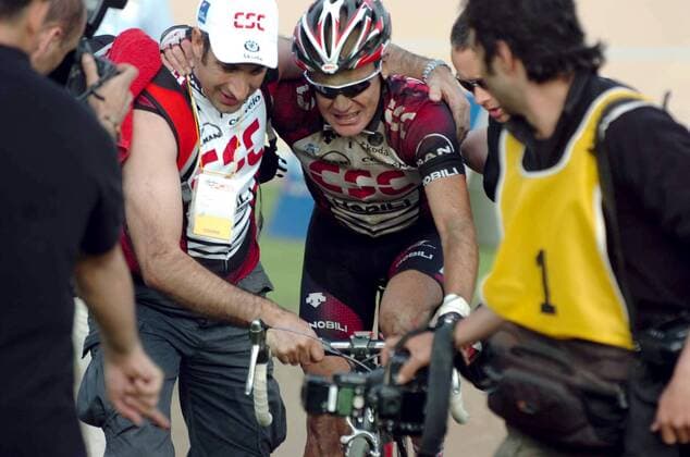 Stuart O Grady (Australien CSC) erschöpft nach seinem Sieg bei Paris Roubaix 2007 -  Radsport Herren Paris Roubaix 2007, ProTour, Straßenradsport, Straße, Rad, Gruppe Erschöpfung, Radsport Herren Paris Roubaix 2007, ProTour, Straßenradsport, Straße, Rad, Gruppe Erschöpfung,