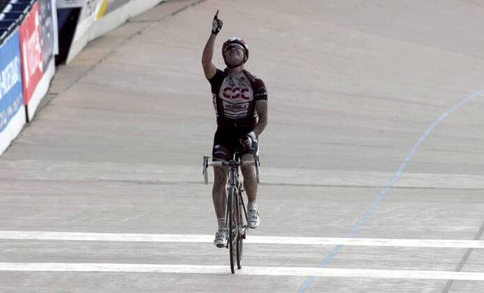 Stuart O Grady (Australien CSC) gewinnt Paris Roubaix 2007 -  Radsport Herren Paris Roubaix 2007, ProTour, Straßenradsport, Straße, Rad, Einzelbild Unterwerfung, Freude, Begeisterung, Radsport Herren Paris Roubaix 2007, ProTour, Straßenradsport, Straße, Rad, Einzelbild Unterwerfung, Freude, Begeisterung,