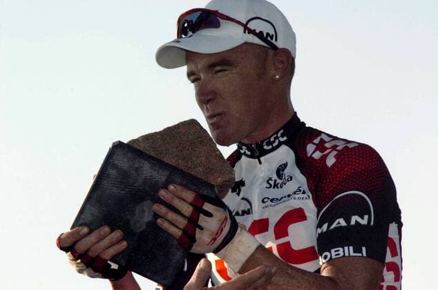 Stuart O Grady (Australien CSC) - Sieger Paris Roubaix 2007 - präsentiert den Pokal -  Radsport Herren Paris Roubaix 2007, ProTour, Straßenradsport, Straße, Rad, Einzelbild Freude, Radsport Herren Paris Roubaix 2007, ProTour, Straßenradsport, Straße, Rad, Einzelbild Freude,