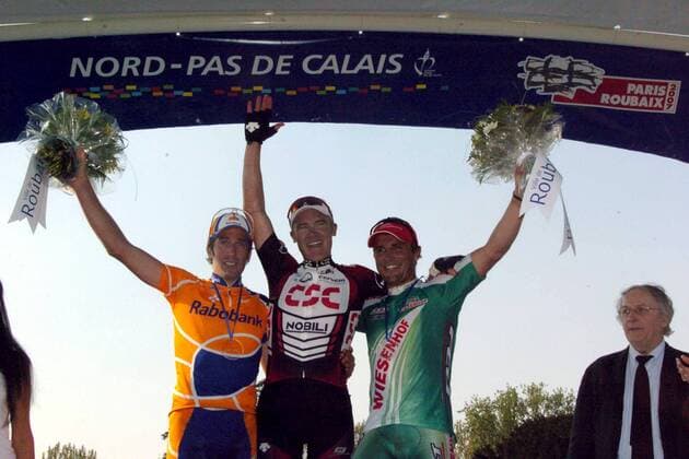 Siegerehrung Paris Roubaix 2007: Sieger Stuart O Grady (Australien CSC, Mitte) zwischen Juan Antonio Flecha (Spanien Rabobank, li.) und Steffen Wesemann (Schweiz Wiesenhof Felt) -  Radsport Herren Paris Roubaix 2007, ProTour, Straßenradsport, Straße, Rad, Gruppe Freude, Radsport Herren Paris Roubaix 2007, ProTour, Straßenradsport, Straße, Rad, Gruppe Freude,