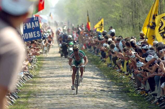 Steffen Wesemann (Schweiz Wiesenhof Felt) auf dem Kopfsteinpflaster des berüchtigten Arenberg -  Radsport Herren Paris Roubaix 2007, ProTour, Straßenradsport, Straße, Rad, Totale Radsport Herren Paris Roubaix 2007, ProTour, Straßenradsport, Straße, Rad, Totale