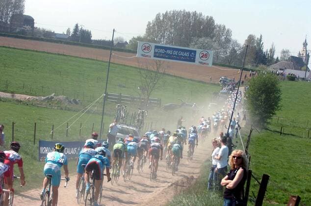 Das Peloton durchfährt einen Kopfsteinpflasterabschnitt -  Radsport Herren Paris Roubaix 2007, ProTour, Straßenradsport, Straße, Rad, Totale Radsport Herren Paris Roubaix 2007, ProTour, Straßenradsport, Straße, Rad, Totale