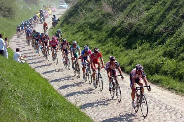 Das Peloton durchfährt einen Kopfsteinpflasterabschnitt -  Radsport Herren Paris Roubaix 2007, ProTour, Straßenradsport, Straße, Rad, Totale Radsport Herren Paris Roubaix 2007, ProTour, Straßenradsport, Straße, Rad, Totale