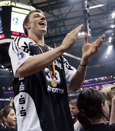 Dominik Klein (Kiel) bejubelt den Gewinn des DHB Pokals 2006 2007 Handball 1. BL Herren DHB Pokal 2006 2007, Pokalspiel, Endspiel, Finale, THW Kiel Einzelbild Final Four, FinalFour, 4, Finalrunde, Endrunde Hamburg Freude, Handball 1. BL Herren DHB Pokal 2006 2007, Pokalspiel, Endspiel, Finale, THW Kiel Einzelbild Final Four, FinalFour, 4, Finalrunde, Endrunde Hamburg Freude,