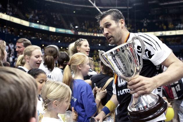 Stefan Lövgren (Kiel) präsentiert nach dem Gewinn des DHB Pokals 2006 2007 den Fans die Trophäe Handball 1. BL Herren DHB Pokal 2006 2007, Pokalspiel, Endspiel, Finale, THW Kiel Gruppe Final Four, FinalFour, 4, Finalrunde, Endrunde Hamburg Freude, Handball 1. BL Herren DHB Pokal 2006 2007, Pokalspiel, Endspiel, Finale, THW Kiel Gruppe Final Four, FinalFour, 4, Finalrunde, Endrunde Hamburg Freude,