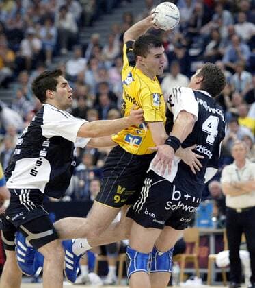 Sergiy Shelmenko (Kronau, Mitte) gegen Nicola Karabatic (li.) und Andrei Xepkin (beide Kiel) Handball 1. BL Herren DHB Pokal 2006 2007, Pokalspiel, Finale, Endspiel, SG Kronau Östringen - THW Kiel 31:33 Gruppe FinalFour, Final Four, 4, Endrunde, Finalrunde Hamburg Dynamik, Kampf, Handball 1. BL Herren DHB Pokal 2006 2007, Pokalspiel, Finale, Endspiel, SG Kronau Östringen - THW Kiel 31:33 Gruppe FinalFour, Final Four, 4, Endrunde, Finalrunde Hamburg Dynamik, Kampf,