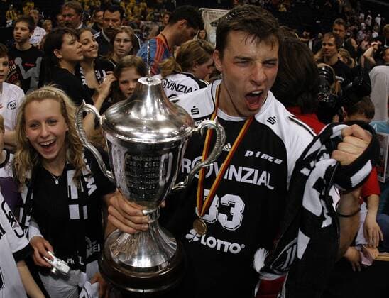 Dominik Klein (Kiel) präsentiert nach dem Gewinn des DHB Pokals 2006 2007 die Trophäe Handball 1. BL Herren DHB Pokal 2006 2007, Pokalspiel, Finale, Endspiel Gruppe Final Four, FinalFour, 4, Endrunde, Finalrunde Hamburg Freude, Begeisterung, Handball 1. BL Herren DHB Pokal 2006 2007, Pokalspiel, Finale, Endspiel Gruppe Final Four, FinalFour, 4, Endrunde, Finalrunde Hamburg Freude, Begeisterung,