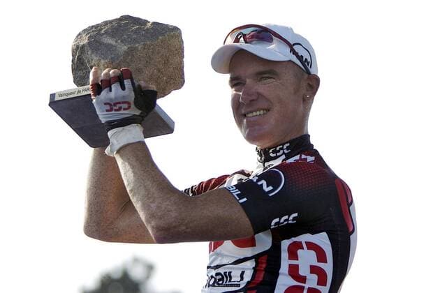 Siegerehrung Paris Roubaix 2007: Stuart O Grady (Australien CSC) präsentiert die Trophäe Radsport Herren Paris Roubaix 2007, ProTour, Straßenradsport, Straße, Rad, Einzelbild Radsport Herren Paris Roubaix 2007, ProTour, Straßenradsport, Straße, Rad, Einzelbild