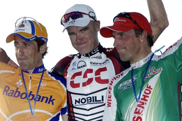 Siegerehrung Paris Roubaix 2007: Sieger Stuart O Grady (Australien CSC, Mitte) zwischen Juan Antonio Flecha (Spanien Rabobank, li.) und Steffen Wesemann (Schweiz Wiesenhof Felt) Radsport Herren Paris Roubaix 2007, ProTour, Straßenradsport, Straße, Rad, Gruppe Freude, Radsport Herren Paris Roubaix 2007, ProTour, Straßenradsport, Straße, Rad, Gruppe Freude,