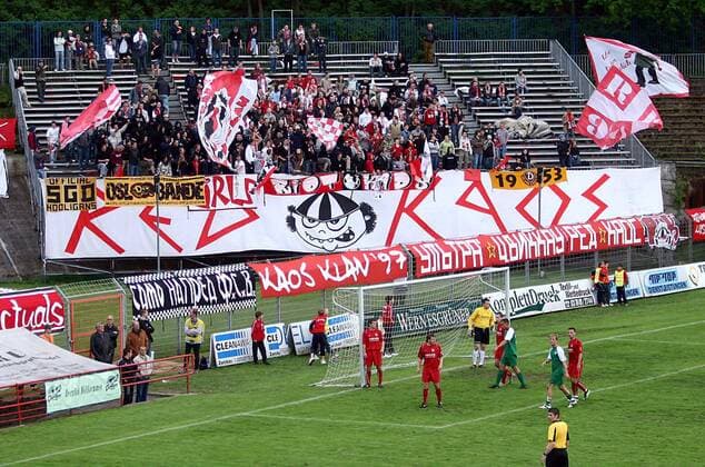 Red Kaos - im Ultra Fanblock von Zwickau sind auch Hooligans von Dynamo Dresden vertreten Fußball Herren Landesliga Sachsen 2005 2006, Sachsenliga, FSV Zwickau - FC Sachsen Leipzig II 1:1 Totale Westsachsenstadion, Chaos o0 Riot Kids Fanklub Zwickau, Schriftzug, Fanfreundschaft Fußball Herren Landesliga Sachsen 2005 2006, Sachsenliga, FSV Zwickau - FC Sachsen Leipzig II 1:1 Totale Westsachsenstadion, Chaos o0 Riot Kids Fanklub Zwickau, Schriftzug, Fanfreundschaft