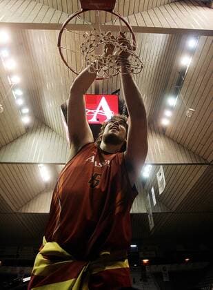 Marc Gasol (Akasvayu Girona) schneidet nach dem Sieg im FIBA Eurocup 2007 das Korbnetz ab - (pan19905) Basketball EC 3 Herren FIBA Eurocup 2006 2007, Cup, Europacup, Europapokal, Pokal, Finale, Endspiel, Einzelbild Girona, Erinnerung, Feier, Siegesfeier schneiden Freude, Basketball EC 3 Herren FIBA Eurocup 2006 2007, Cup, Europacup, Europapokal, Pokal, Finale, Endspiel, Einzelbild Girona, Erinnerung, Feier, Siegesfeier schneiden Freude,