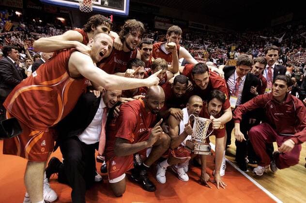 Akasvayu Girona - Sieger im FIBA Eurocup 2007, mit Arriel McDonald (1. Reihe Mitte), Marc Gasol (3.v.li.) und Gregor Fucka (hi.re.) - (pan19905) Basketball EC 3 Herren FIBA Eurocup 2006 2007, Cup, Europacup, Europapokal, Pokal, Finale, Endspiel, Emotionen Totale Siegerfoto Girona, Feier, Siegesfeier Freude, Begeisterung, Basketball EC 3 Herren FIBA Eurocup 2006 2007, Cup, Europacup, Europapokal, Pokal, Finale, Endspiel, Emotionen Totale Siegerfoto Girona, Feier, Siegesfeier Freude, Begeisterung,