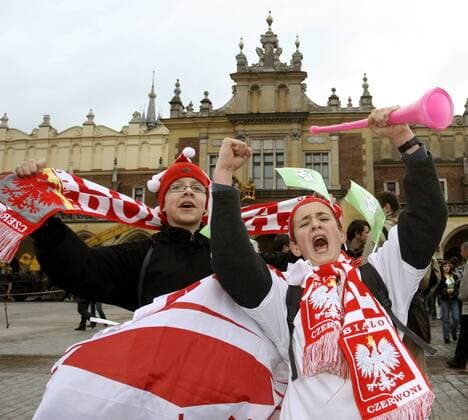 Zwei junge polnische Fans jubeln ausgelassen über den Zuschlag für die Euro 2012 an Polen und die Ukraine - (EN00135481023) Fußball EM Herren Vorschau 2007, Euro 2012, Gruppe Krakau, Freude, Begeisterung, Fußball EM Herren Vorschau 2007, Euro 2012, Gruppe Krakau, Freude, Begeisterung,