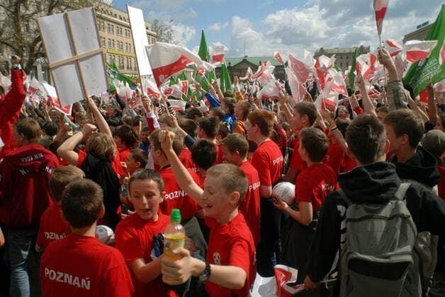 Der Ball kommt nach Polen - Polnische Fans jubeln ausgelassen über den Zuschlag für die Euro 2012 an Polen und die Ukraine - (EN00135481033) Fußball EM Herren Vorschau 2007, Euro 2012,, o0 Ausrichter, Ausrichterland Totale Posen Poznan Freude, Begeisterung, Fußball EM Herren Vorschau 2007, Euro 2012,, o0 Ausrichter, Ausrichterland Totale Posen Poznan Freude, Begeisterung,