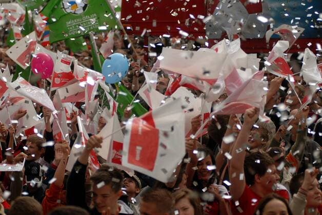 Der Ball kommt nach Polen - Polnische Fans jubeln ausgelassen über den Zuschlag für die Euro 2012 an Polen und die Ukraine - (EN00135481037) Fußball EM Herren Vorschau 2007, Euro 2012,, o0 Ausrichter, Ausrichterland Totale Posen Poznan Freude, Begeisterung, Fußball EM Herren Vorschau 2007, Euro 2012,, o0 Ausrichter, Ausrichterland Totale Posen Poznan Freude, Begeisterung,
