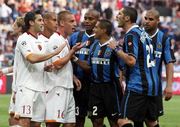 Auseinandersetzung zwischen Marco Materazzi (2.v.re.), Ivan Cordoba 3.v.re. (beide Inter Mailand), Daniele de Rossi (3.v.li.) und Cristian Chivu (beide AS Rom) -  Fußball Herren Serie A 2006 2007, 1. Italienische Liga, FC Internazionale Mailand - AS Rom 1:3, Roma Gruppe Mailand Spannung Fußball Herren Serie A 2006 2007, 1. Italienische Liga, FC Internazionale Mailand - AS Rom 1:3, Roma Gruppe Mailand Spannung