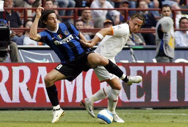 Zlatan Ibrahimovic (Inter Mailand, li.) gegen Philippe Mexes (AS Rom) -  Fußball Herren Serie A 2006 2007, 1. Italienische Liga, FC Internazionale Mailand - AS Rom 1:3, Roma Gruppe Mailand Dynamik, Fußball Herren Serie A 2006 2007, 1. Italienische Liga, FC Internazionale Mailand - AS Rom 1:3, Roma Gruppe Mailand Dynamik,