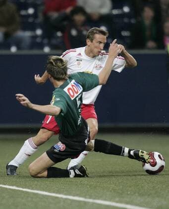 Patrik Jezek (Salzburg, hi.) gegen Oliver Glanser (Ried) -  Fußball Herren Tmobile Bundesliga 2006 2007, 1. Österreichische Liga, SV Red Bull Salzburg - SV Josko Ried, RedBull Gruppe Salzburg Dynamik, Kampf, Fußball Herren Tmobile Bundesliga 2006 2007, 1. Österreichische Liga, SV Red Bull Salzburg - SV Josko Ried, RedBull Gruppe Salzburg Dynamik, Kampf,