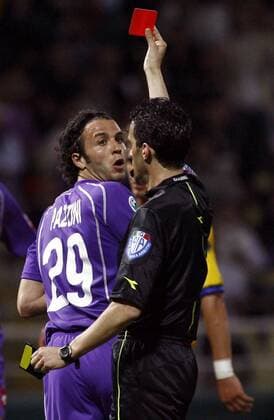 Schiedsrichter Antonio Giannoccaro zeigt Giampaolo Pazzini (AC Florenz) die rote Karte -  Fußball Herren Serie A 2006 2007, 1. Italienische Liga, ACF Fiorentina Gruppe Parma Fußball Herren Serie A 2006 2007, 1. Italienische Liga, ACF Fiorentina Gruppe Parma