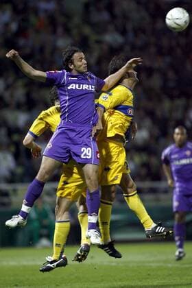 Giampaolo Pazzini (AC Florenz, Mitte) im Duell -  Fußball Herren Serie A 2006 2007, 1. Italienische Liga, FC Parma - ACF Fiorentina 2:0 Gruppe Parma Dynamik, Fußball Herren Serie A 2006 2007, 1. Italienische Liga, FC Parma - ACF Fiorentina 2:0 Gruppe Parma Dynamik,