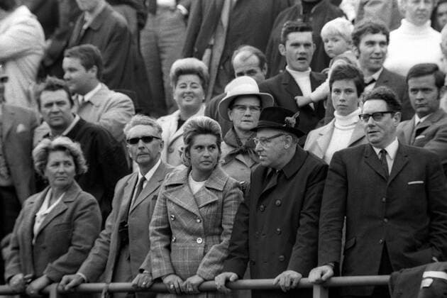 Ilka Seeler (vorn, 3.v.li.), Ehefrau von Uwe Seeler (BR Deutschland) weilt unter den Zuschauern Fußball Länderspiel Herren Nationalmannschaft 1969, BRD Totale Wien Fußball Länderspiel Herren Nationalmannschaft 1969, BRD Totale Wien