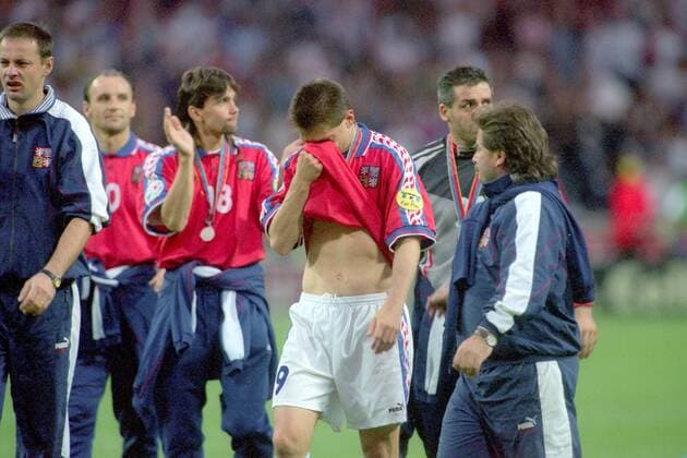 Fußball, EM Finale 1996 in London, Deutschland - Tschechien 2:1 n.V. Pavel Kouka (Tschechien) weint enttäuscht in sein Trikot Fußball EM Herren Euro 1996, Finale, Endspiel, Länderspiel, Nationalteam, Gruppe London Enttäuschung, Verzweiflung, Fußball EM Herren Euro 1996, Finale, Endspiel, Länderspiel, Nationalteam, Gruppe London Enttäuschung, Verzweiflung,
