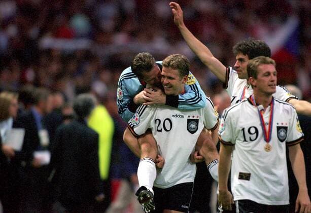 Fußball, EM Finale 1996 in London, Deutschland - Tschechien 2:1 n.V. Deutschland ist Europameister 1996 - Torwart Andreas Köpke auf den Schultern von Oliver Bierhoff Fußball EM Herren Euro 1996, Finale, Endspiel, Länderspiel, Nationalteam, Nationaltrikot Gruppe London Freude, Kameradschaft, Fußball EM Herren Euro 1996, Finale, Endspiel, Länderspiel, Nationalteam, Nationaltrikot Gruppe London Freude, Kameradschaft,