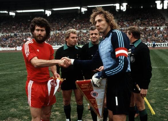Fußball, DFB-Pokalfinale 1981 1982, FC Bayern München - 1. FC Nürnberg Paul Breitner (Bayern, li.) und Torwart Rudi Kargus (Nürnberg, 2.v.re.) bei der Begrüßung, dahinter das Schiedsrichtergespann um Schiedsrichter Gerd Hennig (Mitte) Fußball Herren DFB Pokal 1981 1982, Pokalspiel, Finale, Endspiel, FC Bayern München - 1.FC Nürnberg 4:2 Gruppe Frankfurt M. Fußball Herren DFB Pokal 1981 1982, Pokalspiel, Finale, Endspiel, FC Bayern München - 1.FC Nürnberg 4:2 Gruppe Frankfurt M.