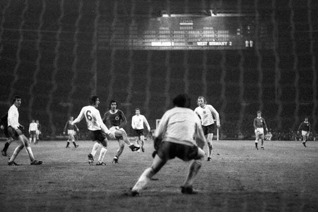 Gerd Müller (BR Deutschland, Mitte) zieht ab, daneben Norman Hunter (2.v.li.) und Bobby Moore (re.) sowie Torwart Gordon Banks (alle England) Fußball Länderspiel Herren EM 1972, Nationalmannschaft, Nationaltrikot, Viertelfinale, England - BRD 1:3 Totale Wembley, Wembleystadion London Dynamik, Fußball Länderspiel Herren EM 1972, Nationalmannschaft, Nationaltrikot, Viertelfinale, England - BRD 1:3 Totale Wembley, Wembleystadion London Dynamik,