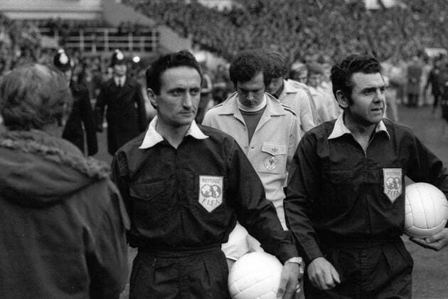 Einmarsch BR Deutschland - Franz Beckenbauer (Mitte) hinter FIFA Schiedsrichter Robert Helies (Frankreich, re.) Fußball Länderspiel Herren EM 1972, Nationalmannschaft, Viertelfinale, BRD Gruppe London Fußball Länderspiel Herren EM 1972, Nationalmannschaft, Viertelfinale, BRD Gruppe London