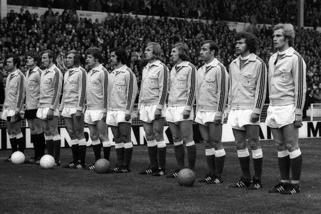 Mannschaftsbild BR Deutschland, v.re.: Uli Hoeneß, Paul Breitner, Horst Dieter Höttges, Jürgen Grabowski, Sigfried Held, Gerd Müller, Herbert Wimmer, Günter Netzer, Hans Georg Schwarzenbeck, Torwart Sepp Maier, Franz Beckenbauer Fußball Länderspiel Herren EM 1972, Nationalmannschaft, Viertelfinale, BRD Totale London Fußball Länderspiel Herren EM 1972, Nationalmannschaft, Viertelfinale, BRD Totale London