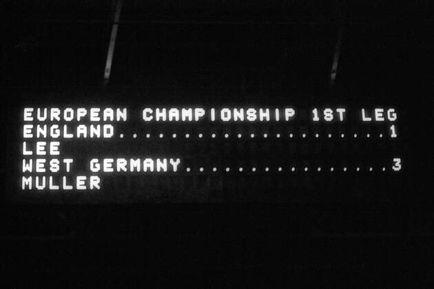 European Championship 1st Leg; England 1, Lee; West Germany 3, Muller - auf der elektronischen Anzeigetafel des Londoner Wembleystadions werden nach dem EM Viertelfinalhinspiel der Spielstand und die Torschützen angezeigt Fußball Länderspiel Herren EM 1972, Nationalmannschaft, Viertelfinale, England - BRD 1:3, BR Deutschland Einzelbild Wembleystadion, Wembley Stadion London Fußball Länderspiel Herren EM 1972, Nationalmannschaft, Viertelfinale, England - BRD 1:3, BR Deutschland Einzelbild Wembleystadion, Wembley Stadion London