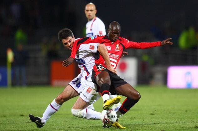 Moussa Sow (Rennes, re.) gegen Jeremy Toulalan (Lyon) -  (pan19933) Fußball Herren Ligue 1 2006 2007, 1. Französische Liga, Olympique Lyonnais - Stade Rennais 0:0, OL Gruppe Lyon Dynamik, Kampf, Fußball Herren Ligue 1 2006 2007, 1. Französische Liga, Olympique Lyonnais - Stade Rennais 0:0, OL Gruppe Lyon Dynamik, Kampf,  
