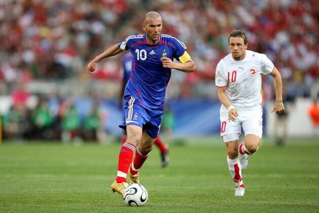 Zinedine Zidane (Frankreich, li.) am Ball, Daniel Gygax (Schweiz) versucht zu folgen - Fußball Länderspiel Herren WM 2006, Gruppe G, Nationalmannschaft, Nationaltrikot, Frankreich - Schweiz 0:0, Vdig Gruppe Stuttgart Dynamik, Fußball Länderspiel Herren WM 2006, Gruppe G, Nationalmannschaft, Nationaltrikot, Frankreich - Schweiz 0:0, Vdig Gruppe Stuttgart Dynamik,