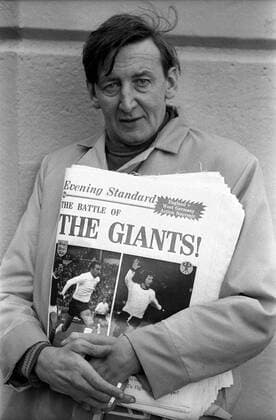 Battle of the Giants; Schlacht der Giganten - mit martialischen Tönen kündigt der Londoner Evening Standard das EM Viertelfinalhinspiel zwischen England und BR Deutschland an Fußball Länderspiel Herren EM 1972, Nationalmannschaft, Viertelfinale, England - BRD 1:3 Einzelbild Zeitungsverkäufer London Fußball Länderspiel Herren EM 1972, Nationalmannschaft, Viertelfinale, England - BRD 1:3 Einzelbild Zeitungsverkäufer London