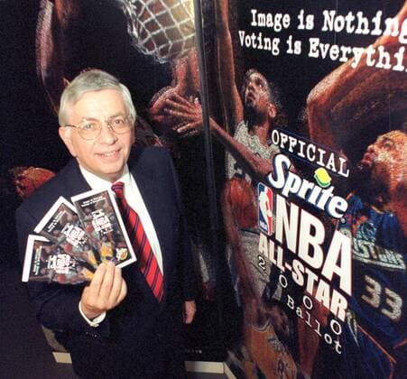 NBA Commissioner David J. Stern (USA) vor einem Plakat zur All Star Wahl - Image is nothing - Voting is everything -  (NXX99102101) Basketball Herren NBA 1999 2000 Einzelbild New York, NY, N Y Basketball Herren NBA 1999 2000 Einzelbild New York, NY, N Y
