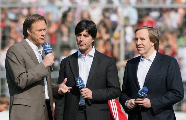 ARD Moderator Gerhard Delling (li.), Bundestrainer Joachim Löw (Mitte) und ARD Fußballexperte Günther Netzer (alle Deutschland) am Rande eines U15 Länderspiels Fußball Länderspiel Herren U 15 Freundschaftsspiel 2007, U15, Nationalteam, Test, Testspiel Gruppe Stuttgart Fußball Länderspiel Herren U 15 Freundschaftsspiel 2007, U15, Nationalteam, Test, Testspiel Gruppe Stuttgart