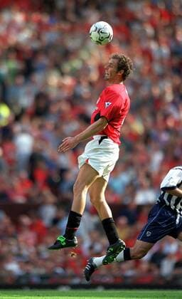 Laurent Blanc (Manchester United) am Ball - Fußball Herren English Premier League 2002 2003, 1. Englische Liga, Manchester United, ManU Einzelbild Manchester Dynamik, Höhe, Fußball Herren English Premier League 2002 2003, 1. Englische Liga, Manchester United, ManU Einzelbild Manchester Dynamik, Höhe,