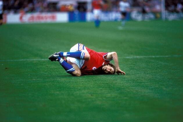 Fußball, EM Finale 1996 in London, Deutschland - Tschechien 2:1 n.V. Karel Poborsky (Tschechien) ist zu Fall gebracht worden - Elfmeter (Serie 5 5) Fußball Länderspiel Herren EM 1996, Nationalmannschaft, Nationaltrikot, Finale, Endspiel Einzelbild London Fußball Länderspiel Herren EM 1996, Nationalmannschaft, Nationaltrikot, Finale, Endspiel Einzelbild London