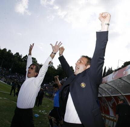 Co Trainer Sinisa Mihajlovic (re.) und Sportdirektor Gabriele Oriali (beide Inter Mailand) bejubeln den Gewinn der italienischen Meisterschaft 2006 2007 -  Fußball Herren Serie A 2006 2007, 1. Italienische Liga, FC Internazionale Mailand Gruppe Siena Freude, Begeisterung, Fußball Herren Serie A 2006 2007, 1. Italienische Liga, FC Internazionale Mailand Gruppe Siena Freude, Begeisterung,