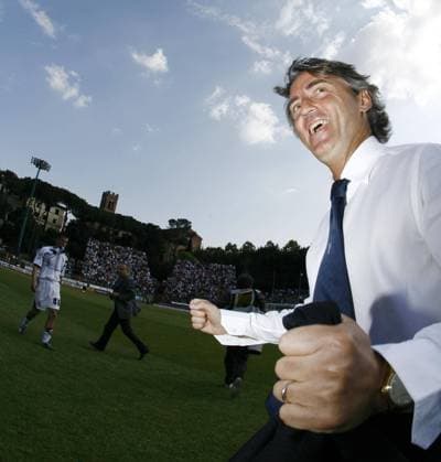 Trainer Roberto Mancini (Inter Mailand) bejubelt den Gewinn der italienischen Meisterschaft 2006 2007 -  Fußball Herren Serie A 2006 2007, 1. Italienische Liga, FC Internazionale Mailand Einzelbild Siena Freude, Fußball Herren Serie A 2006 2007, 1. Italienische Liga, FC Internazionale Mailand Einzelbild Siena Freude,