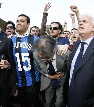 Präsident Massimo Moratti (Inter Mailand, Mitte) bejubelt den Gewinn der italienischen Meisterschaft 2006 2007 und verbeugt sich ehrfürchtig vor den Anhängern -  Fußball Herren Serie A 2006 2007, 1. Italienische Liga, FC Internazionale Mailand Gruppe Siena Freude, Fußball Herren Serie A 2006 2007, 1. Italienische Liga, FC Internazionale Mailand Gruppe Siena Freude,