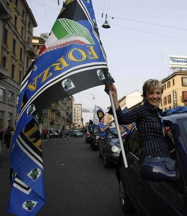 Nach dem Gewinn des 15. Scudetto ziehen die Fans von Inter Mailand durch die Straßen und bejubeln ihr Team -  Fußball Herren Serie A 2006 2007, 1. Italienische Liga, FC Internazionale Mailand Einzelbild Mailand Freude, Fußball Herren Serie A 2006 2007, 1. Italienische Liga, FC Internazionale Mailand Einzelbild Mailand Freude,