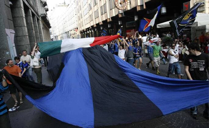 Nach dem Gewinn des 15. Scudetto ziehen die Fans von Inter Mailand mit einer riesigen Fahne durch die Straßen und bejubeln ihr Team -  Fußball Herren Serie A 2006 2007, 1. Italienische Liga, FC Internazionale Mailand Gruppe Mailand Freude, Fußball Herren Serie A 2006 2007, 1. Italienische Liga, FC Internazionale Mailand Gruppe Mailand Freude,