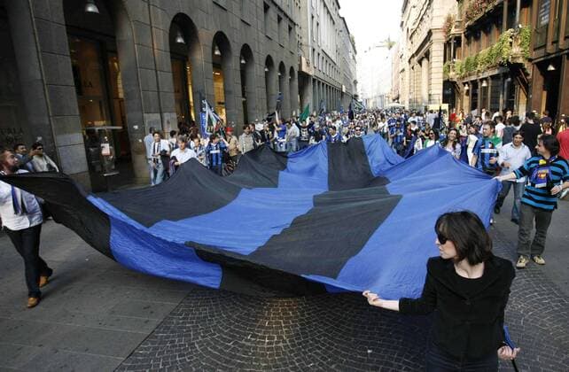 Nach dem Gewinn des 15. Scudetto ziehen die Fans von Inter Mailand mit einer riesigen Fahne durch die Straßen und bejubeln ihr Team -  Fußball Herren Serie A 2006 2007, 1. Italienische Liga, FC Internazionale Mailand Totale Mailand Freude, Fußball Herren Serie A 2006 2007, 1. Italienische Liga, FC Internazionale Mailand Totale Mailand Freude,