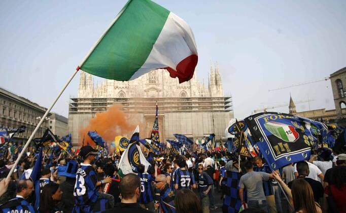 Nach dem Gewinn des 15. Scudetto sammeln die Fans von Inter Mailand auf dem Piazza del Duomo und bejubeln ihr Team -  Fußball Herren Serie A 2006 2007, 1. Italienische Liga, FC Internazionale Mailand Totale Mailand Freude, Fußball Herren Serie A 2006 2007, 1. Italienische Liga, FC Internazionale Mailand Totale Mailand Freude,