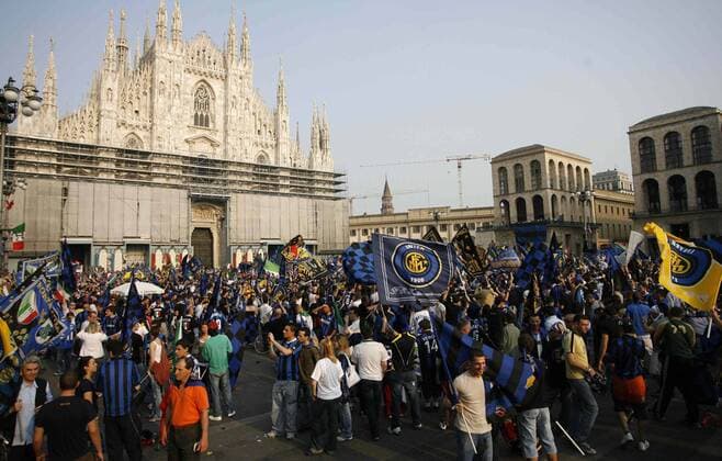 Nach dem Gewinn des 15. Scudetto sammeln die Fans von Inter Mailand auf dem Piazza del Duomo und bejubeln ihr Team -  Fußball Herren Serie A 2006 2007, 1. Italienische Liga, FC Internazionale Mailand Totale Nationalfahne Mailand Freude, Fußball Herren Serie A 2006 2007, 1. Italienische Liga, FC Internazionale Mailand Totale Nationalfahne Mailand Freude,