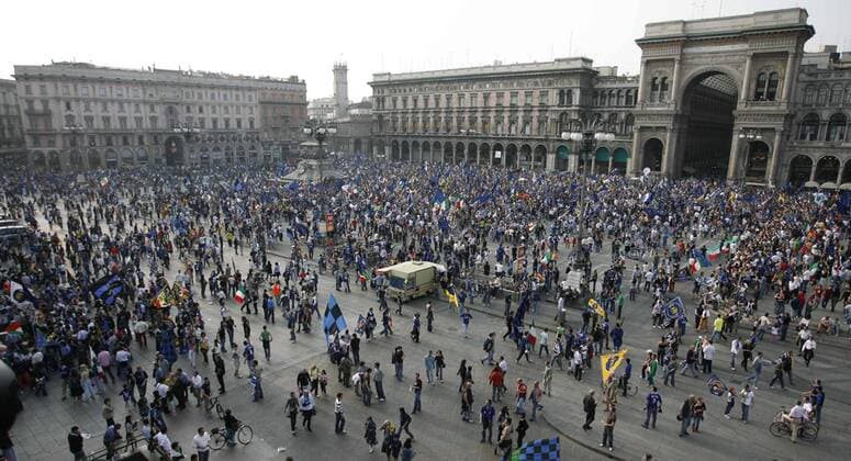 Nach dem Gewinn des 15. Scudetto strömen sich die Fans von Inter Mailand auf dem Piazza del Duomo und bejubeln ihr Team -  Fußball Herren Serie A 2006 2007, 1. Italienische Liga, FC Internazionale Mailand Totale Mailand Masse Freude, Fußball Herren Serie A 2006 2007, 1. Italienische Liga, FC Internazionale Mailand Totale Mailand Masse Freude,