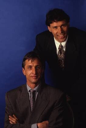 Johan Cruyff (li.) und Marco van Basten (beide Niederlande), zwei Ajax Legenden verschiedener Generationen - Fußball Herren Fotoshooting 1998, Fotostudio, Studioaufnahme, Nationalmannschaft, Ajax Amsterdam, Vdia Gruppe Aufnahmedatum geschätzt Fußball Herren Fotoshooting 1998, Fotostudio, Studioaufnahme, Nationalmannschaft, Ajax Amsterdam, Vdia Gruppe Aufnahmedatum geschätzt